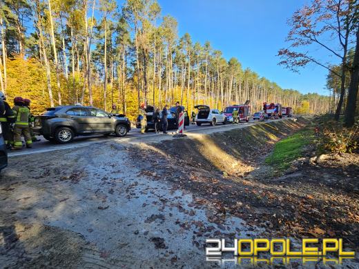 Zderzenie trzech samochodów osobowych na DK45 w Jelowej 