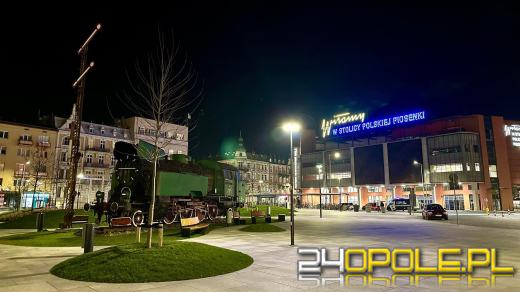 Lokomotywa przed Dworcem PKP do renowacji