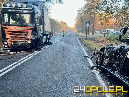 Czołowe zderzenie osobówki z tirem. Dwie osoby nie żyją