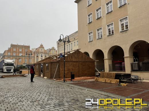 Na Opolskim Rynku Jarmark Bożonarodzeniowy zaczyna nabierać kolorytu