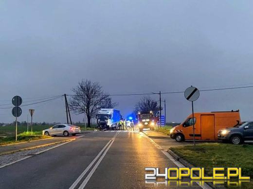 DW 401: samochód osobowy zderzył się z ciężarówką, jedna osoba w szpitalu