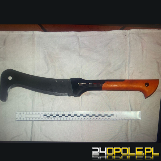 Pokłócił się z dwoma mężczyznami. Po chwili zaatakował ich maczetą i gazem