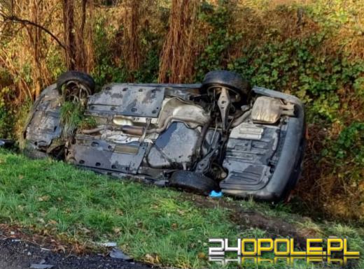 Powiat brzeski: Ciężarówka zderzyła się z osobówką. Jedna osoba trafiła do szpitala