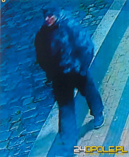 Policja publikuje wizerunek mężczyzny podejrzewanego o kradzież rzeźby