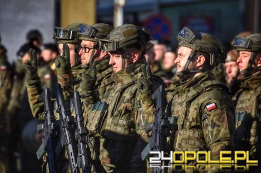 Uroczysta przysięga żołnierzy WOT na prudnickim rynku