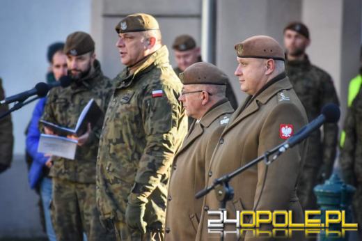 Uroczysta przysięga żołnierzy WOT na prudnickim rynku