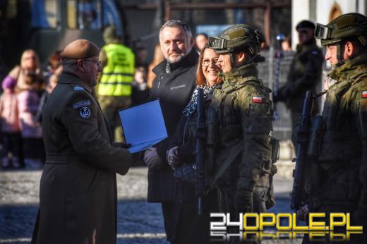 Uroczysta przysięga żołnierzy WOT na prudnickim rynku