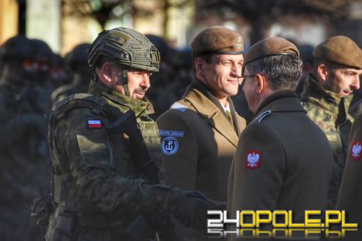 Uroczysta przysięga żołnierzy WOT na prudnickim rynku