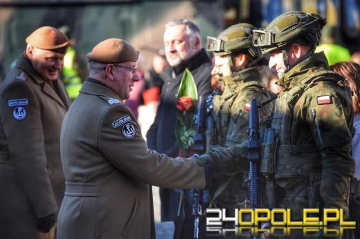 Uroczysta przysięga żołnierzy WOT na prudnickim rynku