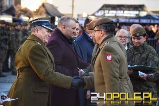 Uroczysta przysięga żołnierzy WOT na prudnickim rynku