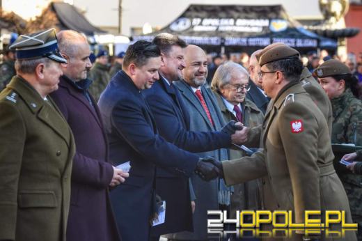 Uroczysta przysięga żołnierzy WOT na prudnickim rynku