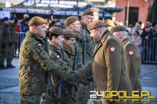 Uroczysta przysięga żołnierzy WOT na prudnickim rynku