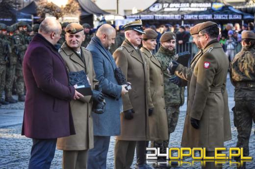Uroczysta przysięga żołnierzy WOT na prudnickim rynku