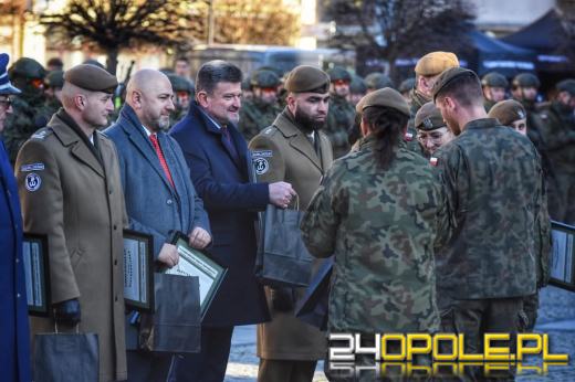 Uroczysta przysięga żołnierzy WOT na prudnickim rynku