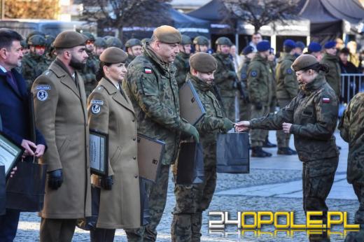 Uroczysta przysięga żołnierzy WOT na prudnickim rynku