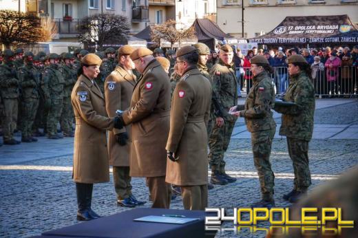 Uroczysta przysięga żołnierzy WOT na prudnickim rynku