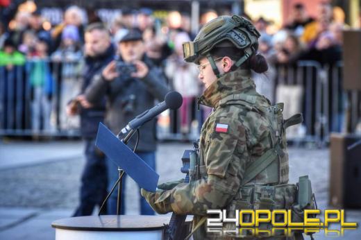 Uroczysta przysięga żołnierzy WOT na prudnickim rynku