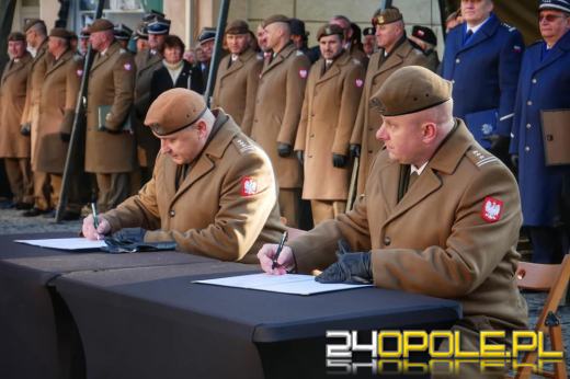 Uroczysta przysięga żołnierzy WOT na prudnickim rynku