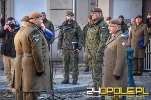 Uroczysta przysięga żołnierzy WOT na prudnickim rynku