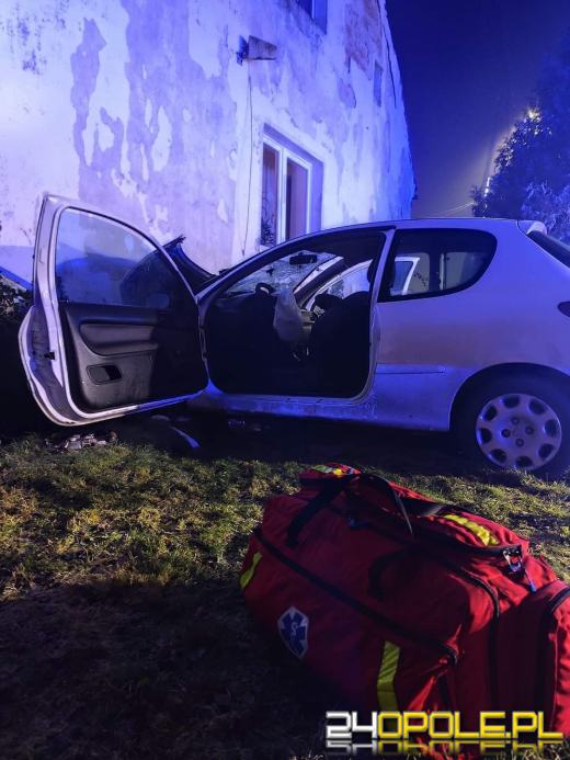 Wypadek w Sowinie - samochód uderzył w dom. Apel do kierowców 
