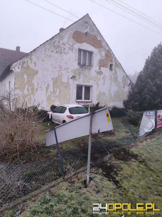 Wypadek w Sowinie - samochód uderzył w dom. Apel do kierowców 