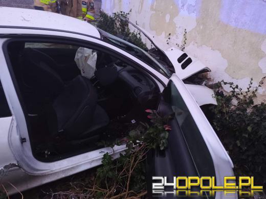 Wypadek w Sowinie - samochód uderzył w dom. Apel do kierowców 