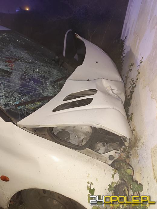 Wypadek w Sowinie - samochód uderzył w dom. Apel do kierowców 