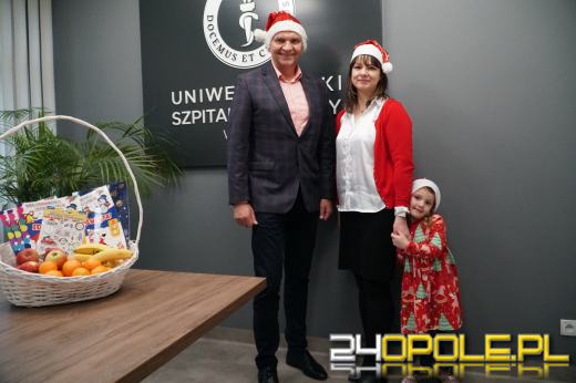 Święty Mikołaj odwiedził małych pacjentów Uniwersyteckiego Szpitala Klinicznego w Opolu