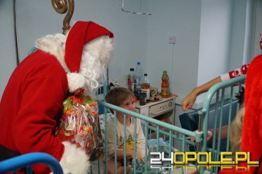 Święty Mikołaj odwiedził małych pacjentów Uniwersyteckiego Szpitala Klinicznego w Opolu