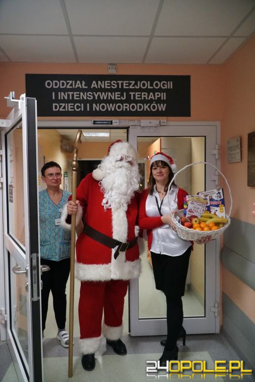 Święty Mikołaj odwiedził małych pacjentów Uniwersyteckiego Szpitala Klinicznego w Opolu