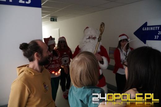 Święty Mikołaj odwiedził małych pacjentów Uniwersyteckiego Szpitala Klinicznego w Opolu