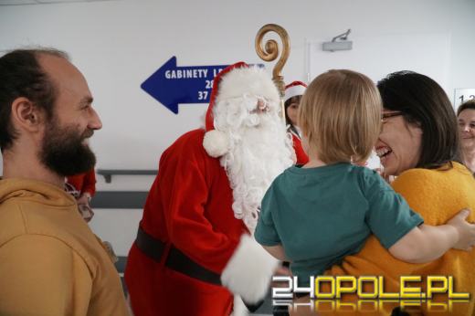 Święty Mikołaj odwiedził małych pacjentów Uniwersyteckiego Szpitala Klinicznego w Opolu