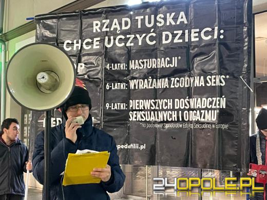 Ostre spory o edukację zdrowotną w szkołach. Czy jest o co walczyć? Pikieta w Opolu