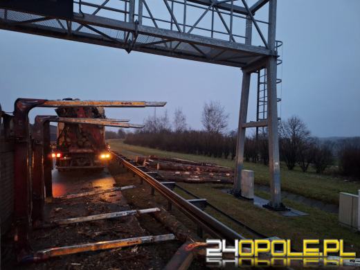 Bale drewna zablokowały przejazd na autostradzie