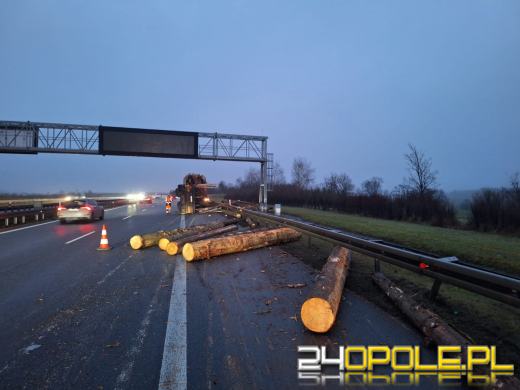 Bale drewna zablokowały przejazd na autostradzie