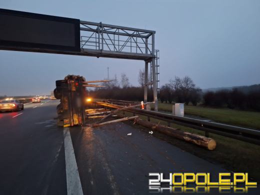 Bale drewna zablokowały przejazd na autostradzie