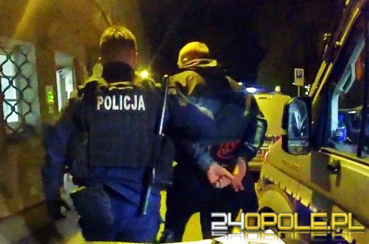 Policyjny pościg poszukiwanego listem gończym w oku kamery policyjnej (WIDEO) 