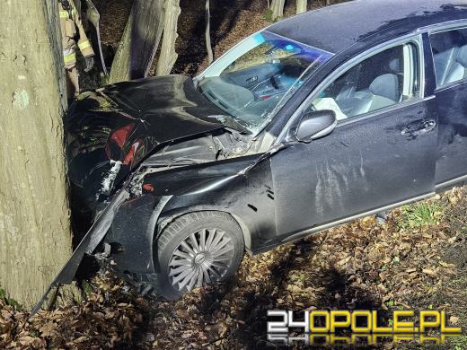Murów: Kolejny wypadek - kierujący autem uderzył w drzewo, jedna osoba w szpitalu