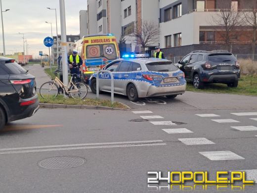 Na Alei Solidarności potrącono rowerzystkę. Kobieta z urazem nogi trafiła do szpitala