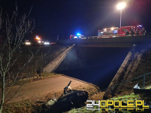 Wypadek na A4 - samochód spadł z wiaduktu