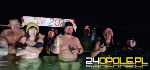 Opolskie morsy rozpoczęły Nowy Rok w lodowatej wodzie
