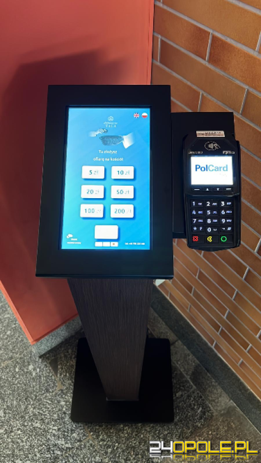 Zamiast ofiary na tacę coraz popularniejszy blik lub przelew. Ponad 400 ofiaromatów w kraju