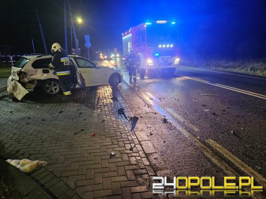 Zderzenie dwóch samochodów na DK45 w Jełowej