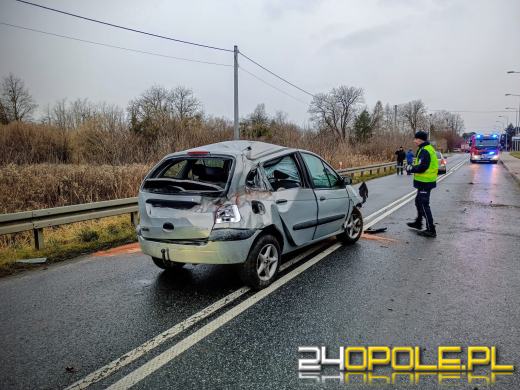 Praszka: auto wylądowało w betonowym ogrodzeniu. 6-latka zabrana do szpitala