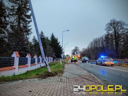 Praszka: auto wylądowało w betonowym ogrodzeniu. 6-latka zabrana do szpitala