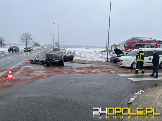 Wypadek trzech pojazdów w Jełowej - dwie osoby poszkodowane