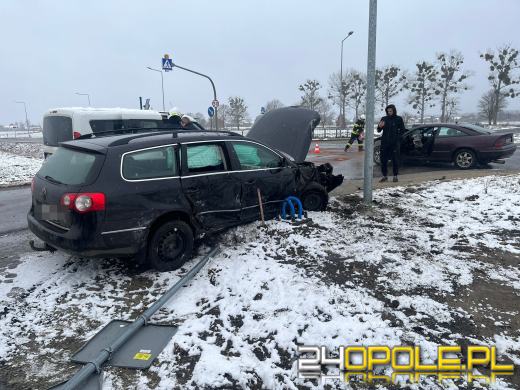 Wypadek trzech pojazdów w Jełowej - dwie osoby poszkodowane