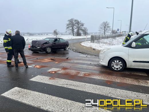 Wypadek trzech pojazdów w Jełowej - dwie osoby poszkodowane