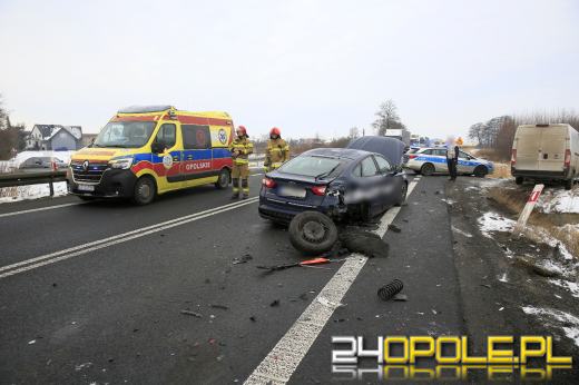 Opole: Osobówka zderzyła się z busem. Jedna osoba w szpitalu