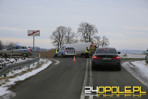 Opole: Osobówka zderzyła się z busem. Jedna osoba w szpitalu